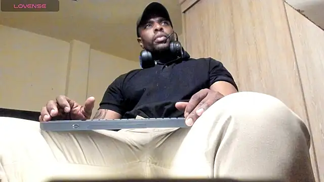 Snapshot of thomas_santtos1 chatting on 08-06-26, 02:35 thomas santtos1 online show from 08-06-26, 02:35