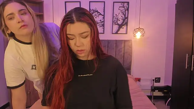 Snapshot of Andy_and_emma chatting on 12-25-24, 12:15 Andy and emma online show from 12-25-24, 12:15