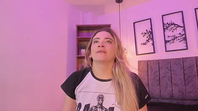 Snapshot of Andy_and_emma chatting on 01-03-25, 03:44 Andy and emma online show from 01-03-25, 03:44