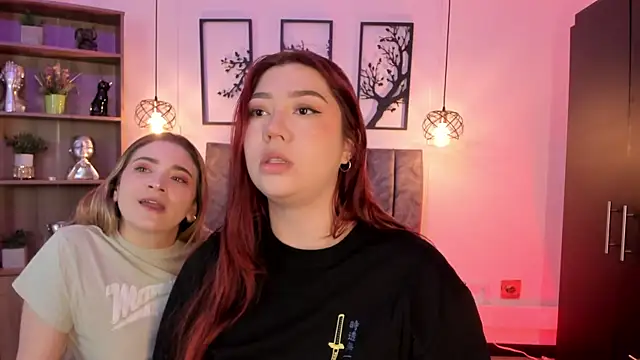 Snapshot of Andy_and_emma chatting on 01-28-25, 12:32 Andy and emma online show from 01-28-25, 12:32