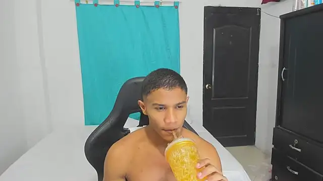 Snapshot of corzoethan chatting on 10-07-25, 01:03 corzoethan online show from 10-07-25, 01:03