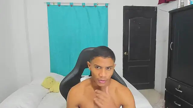 Snapshot of corzoethan chatting on 10-11-25, 11:36 corzoethan online show from 10-11-25, 11:36