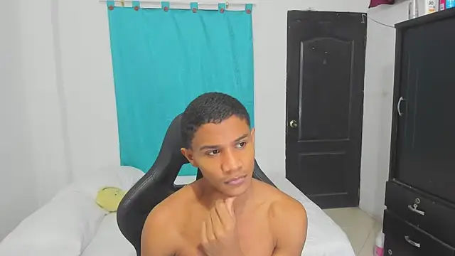 Snapshot of corzoethan chatting on 10-19-25, 11:38 corzoethan online show from 10-19-25, 11:38