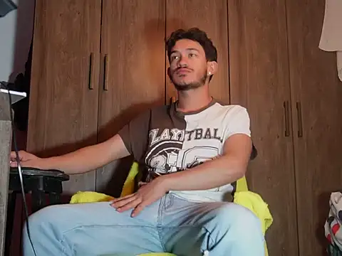 Snapshot of FelipheLive chatting on 02-25-26, 06:34 FelipheLive online show from 02-25-26, 06:34