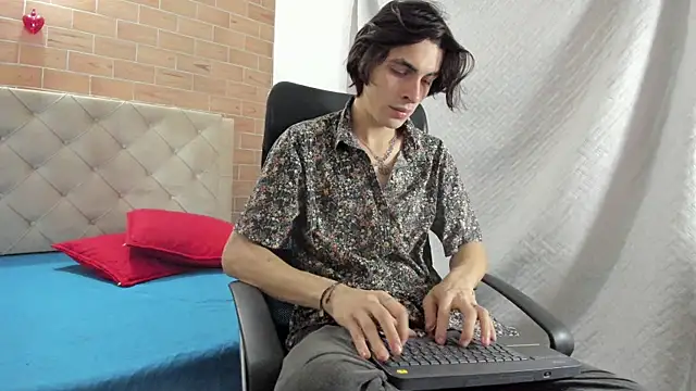 Snapshot of MIKE_HUNTER7 chatting on 02-05-25, 01:00 MIKE HUNTER7 online show from 02-05-25, 01:00