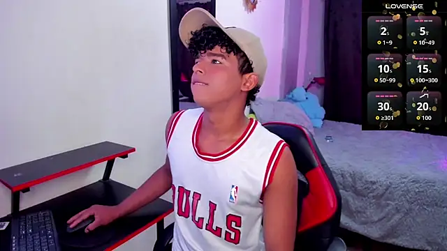 Snapshot of Noah_Smith04 chatting on 10-06-25, 07:55 Noah Smith04 online show from 10-06-25, 07:55