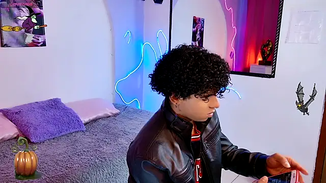 Snapshot of Noah_Smith04 chatting on 10-25-25, 08:14 Noah Smith04 online show from 10-25-25, 08:14