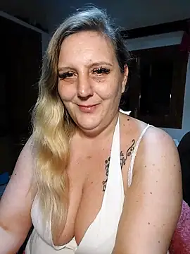 BecciDeluxe online show from 11-26-25, 10:55