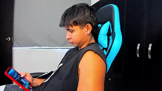 Snapshot of Bray_Kevin chatting on 10-15-25, 06:19 Bray Kevin online show from 10-15-25, 06:19