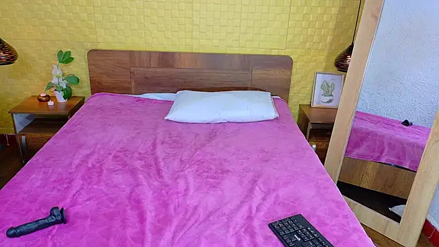 Snapshot of Mrs_booty chatting on 02-13-25, 05:44 Mrs booty online show from 02-13-25, 05:44