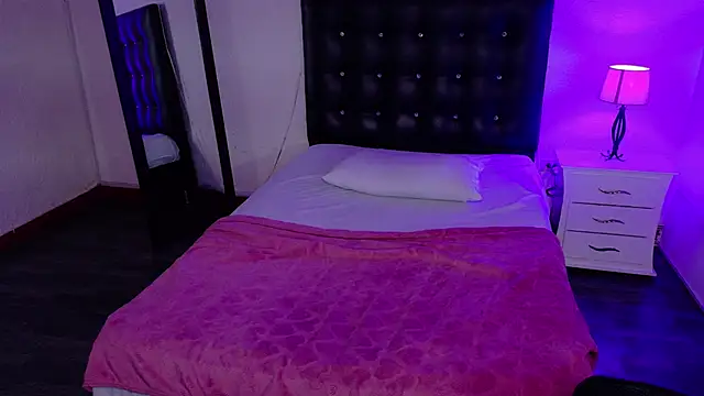 Snapshot of Mrs_booty chatting on 02-18-25, 08:14 Mrs booty online show from 02-18-25, 08:14