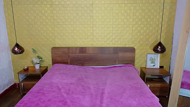 Snapshot of Mrs_booty chatting on 02-28-25, 01:47 Mrs booty online show from 02-28-25, 01:47