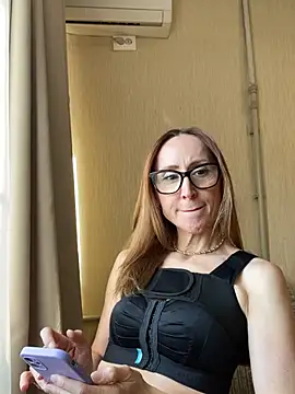 Snapshot of LauraDavis chatting on 04-10-26, 02:00 LauraDavis online show from 04-10-26, 02:00