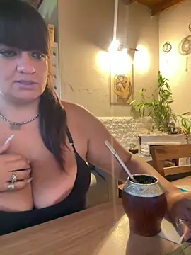 Snapshot of Sensualmente333 chatting on 03-12-26, 11:49 Sensualmente333 online show from 03-12-26, 11:49