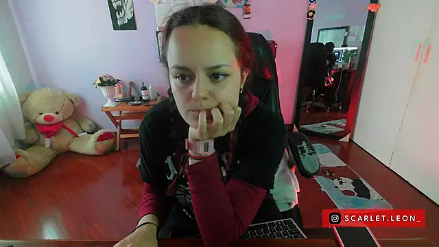 Scarletleon77 online show from 03-12-25, 06:22