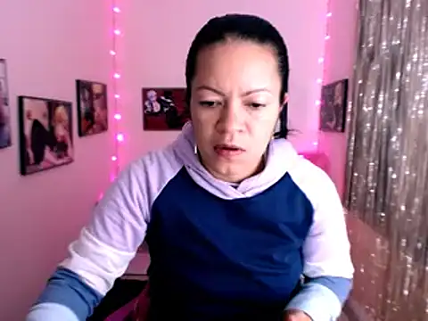 Snapshot of Cristal_w chatting on 01-08-25, 12:37 Cristal w online show from 01-08-25, 12:37