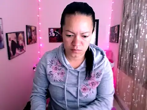 Snapshot of Cristal_w chatting on 01-20-25, 01:11 Cristal w online show from 01-20-25, 01:11