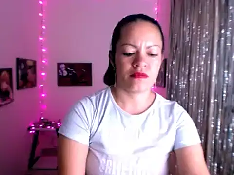 Snapshot of Cristal_w chatting on 01-31-25, 06:36 Cristal w online show from 01-31-25, 06:36