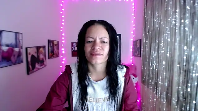 Snapshot of Cristal_w chatting on 02-07-25, 12:28 Cristal w online show from 02-07-25, 12:28