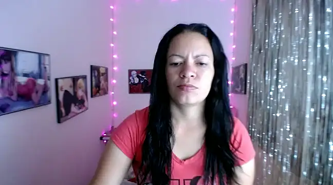 Snapshot of Cristal_w chatting on 02-14-25, 12:25 Cristal w online show from 02-14-25, 12:25