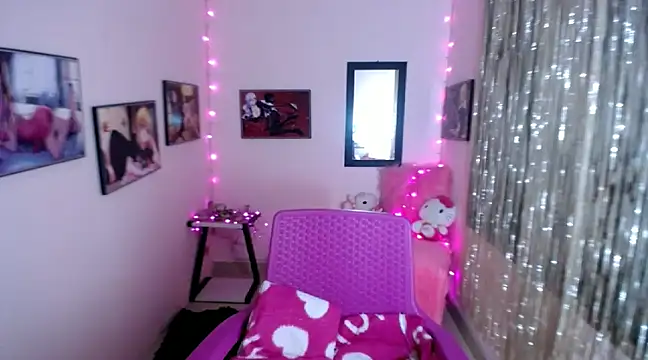 Snapshot of Cristal_w chatting on 02-19-25, 12:22 Cristal w online show from 02-19-25, 12:22