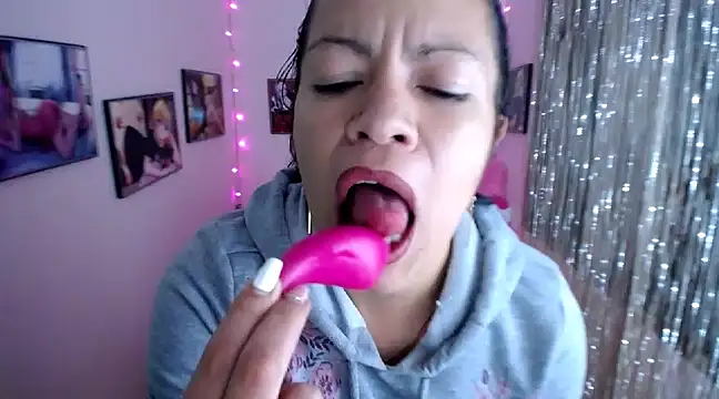 Snapshot of Cristal_w chatting on 02-19-25, 07:27 Cristal w online show from 02-19-25, 07:27