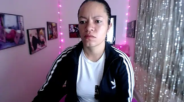 Snapshot of Cristal_w chatting on 02-23-25, 02:14 Cristal w online show from 02-23-25, 02:14