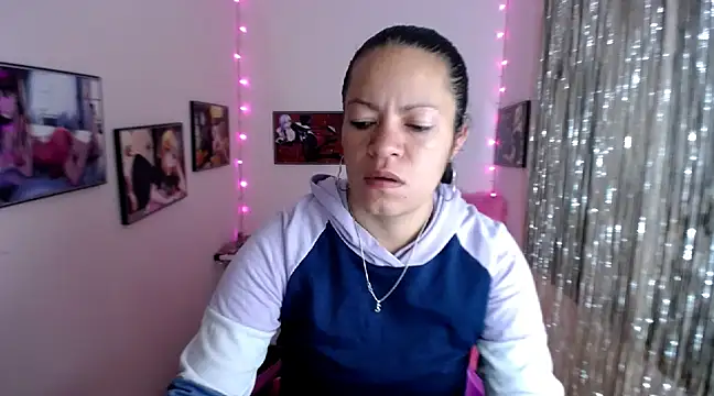 Snapshot of Cristal_w chatting on 02-25-25, 12:13 Cristal w online show from 02-25-25, 12:13