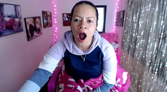 Snapshot of Cristal_w chatting on 02-25-25, 07:14 Cristal w online show from 02-25-25, 07:14