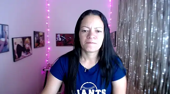 Snapshot of Cristal_w chatting on 03-02-25, 02:10 Cristal w online show from 03-02-25, 02:10