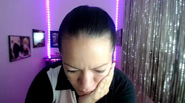 Snapshot of Cristal_w chatting on 03-05-25, 12:44 Cristal w online show from 03-05-25, 12:44