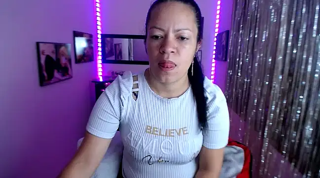 Snapshot of Cristal_w chatting on 03-07-25, 01:18 Cristal w online show from 03-07-25, 01:18