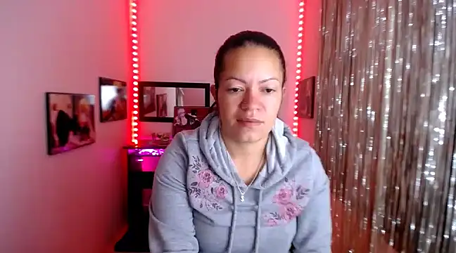 Snapshot of Cristal_w chatting on 03-11-25, 12:17 Cristal w online show from 03-11-25, 12:17