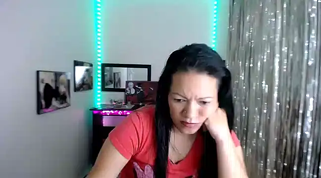 Snapshot of Cristal_w chatting on 03-11-25, 03:23 Cristal w online show from 03-11-25, 03:23