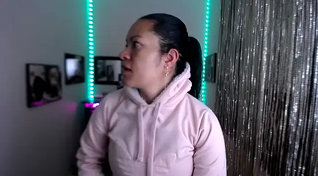 Snapshot of Cristal_w chatting on 03-14-25, 12:18 Cristal w online show from 03-14-25, 12:18