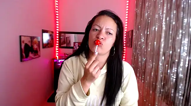 Snapshot of Cristal_w chatting on 03-17-25, 06:00 Cristal w online show from 03-17-25, 06:00