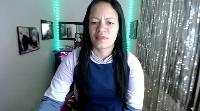 Snapshot of Cristal_w chatting on 03-19-25, 12:23 Cristal w online show from 03-19-25, 12:23