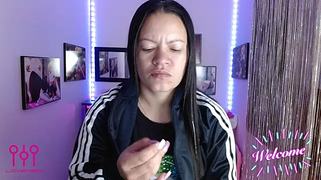 Snapshot of Cristal_w chatting on 09-10-25, 12:49 Cristal w online show from 09-10-25, 12:49