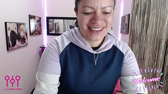 Snapshot of Cristal_w chatting on 10-17-25, 12:30 Cristal w online show from 10-17-25, 12:30