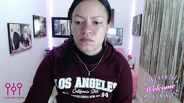 Snapshot of Cristal_w chatting on 10-31-25, 01:23 Cristal w online show from 10-31-25, 01:23