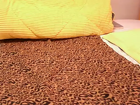 Snapshot of cindy_mia chatting on 10-31-25, 11:00 cindy mia online show from 10-31-25, 11:00