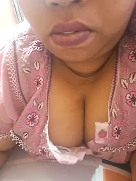 Snapshot of Ravina_patil1 chatting on 10-29-25, 10:11 Ravina patil1 online show from 10-29-25, 10:11