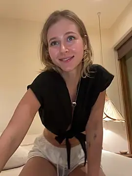 Snapshot of LunaRase chatting on 01-22-25, 12:17 LunaRase online show from 01-22-25, 12:17