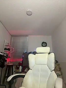 AmandaSLE online show from 12-25-24, 10:39