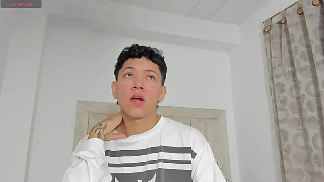 Snapshot of JulianRose_1 chatting on 12-29-24, 11:29 JulianRose 1 online show from 12-29-24, 11:29