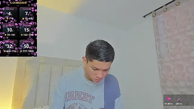 Snapshot of JulianRose_1 chatting on 03-11-25, 11:12 JulianRose 1 online show from 03-11-25, 11:12