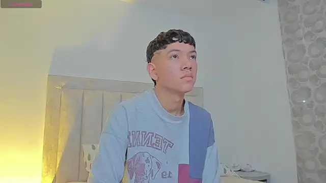 Snapshot of JulianRose_1 chatting on 03-18-25, 10:46 JulianRose 1 online show from 03-18-25, 10:46