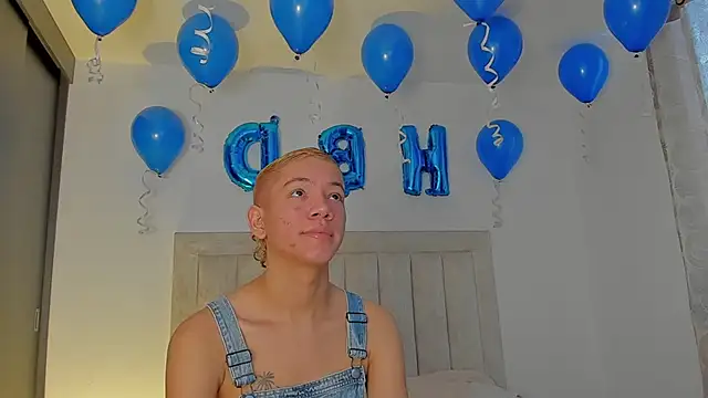 Snapshot of JulianRose_1 chatting on 10-13-25, 11:32 JulianRose 1 online show from 10-13-25, 11:32