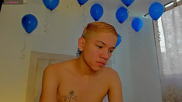 Snapshot of JulianRose_1 chatting on 10-16-25, 07:15 JulianRose 1 online show from 10-16-25, 07:15