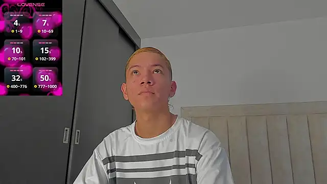 Snapshot of JulianRose_1 chatting on 10-29-25, 11:45 JulianRose 1 online show from 10-29-25, 11:45